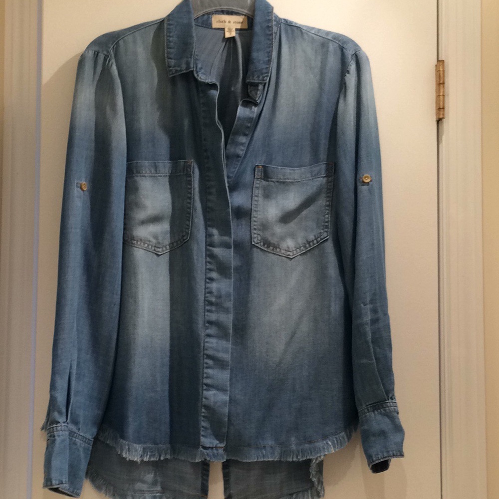 NWOT CLOTH & STONE SPLIT-BACK CHAMBRAY SHIRT. SZ S